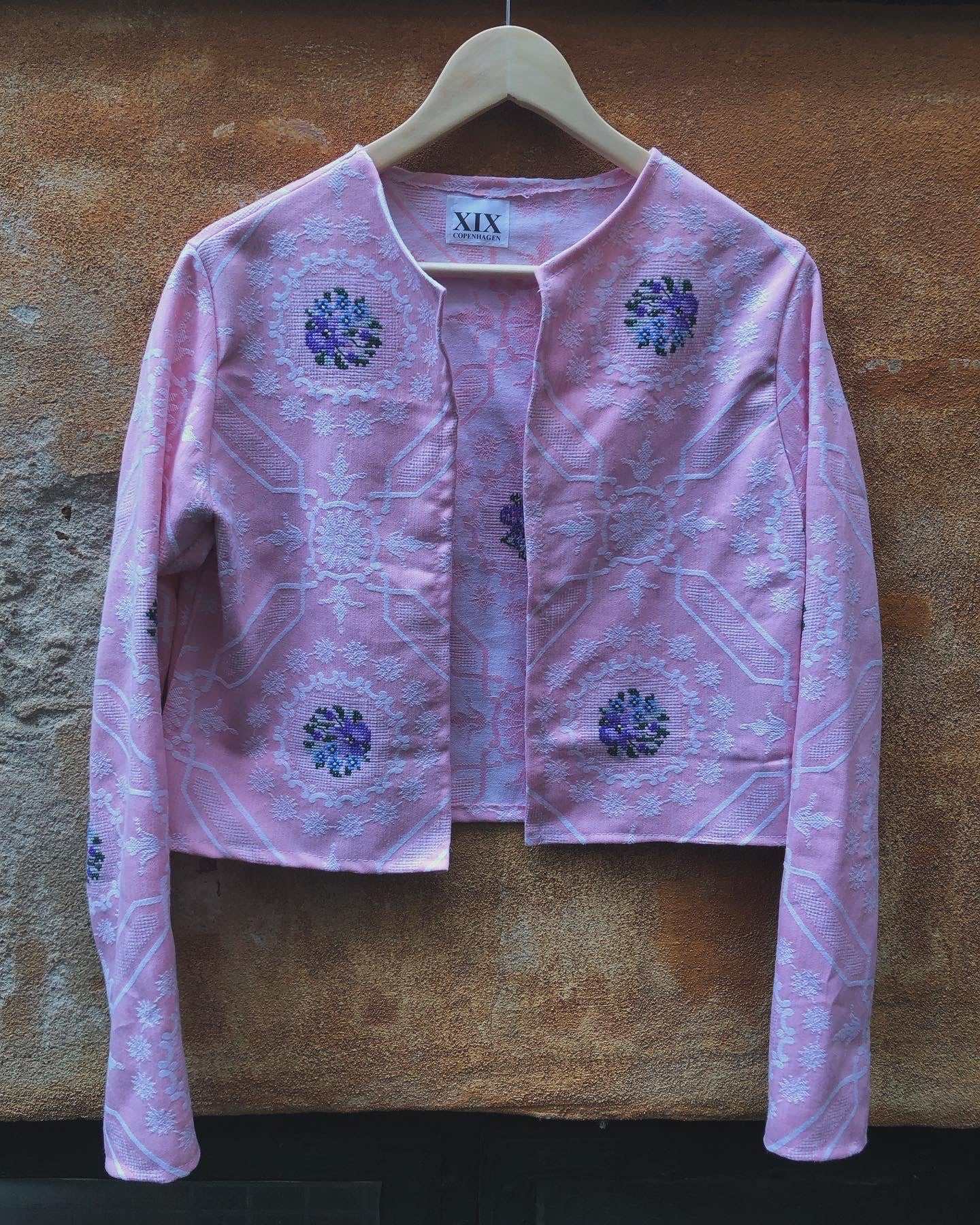 A Chic Pink Cropped Jacket with Floral Accents Elegant Pink Kort Jakke med Blomster Accenter