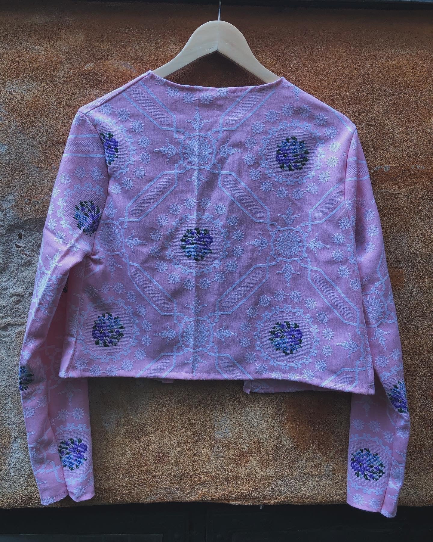 A Chic Pink Cropped Jacket with Floral Accents Elegant Pink Kort Jakke med Blomster Accenter