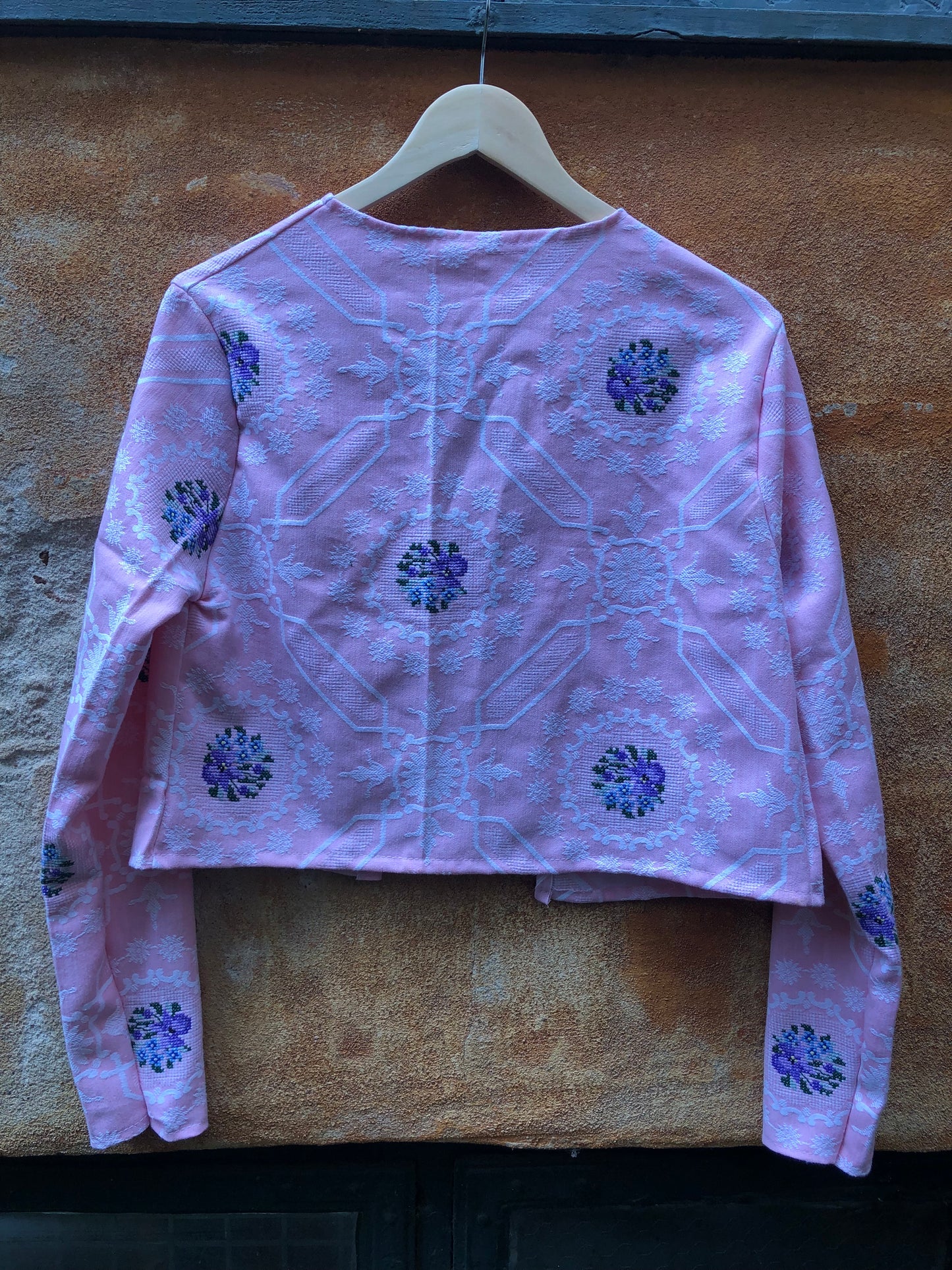 A Chic Pink Cropped Jacket with Floral Accents Elegant Pink Kort Jakke med Blomster Accenter