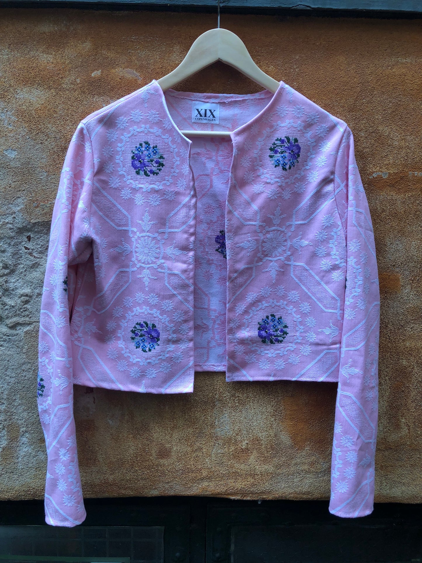 A Chic Pink Cropped Jacket with Floral Accents Elegant Pink Kort Jakke med Blomster Accenter